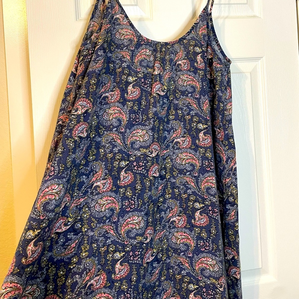 LOFT Outlet lounge blue / pink paisley lightweight spaghetti strapped dress sz M
